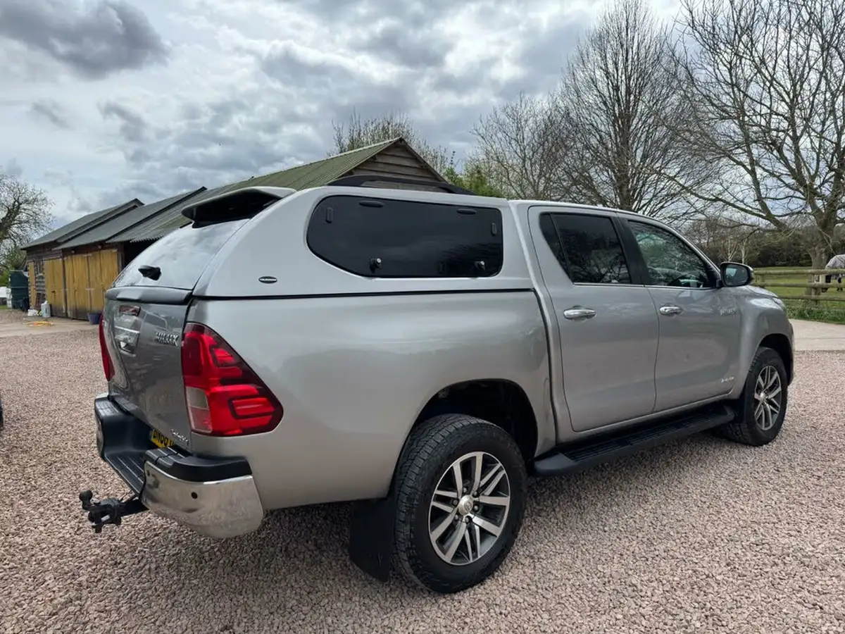 2018-toyota-hi-lux-24d-invincible-ss-auto-big-4