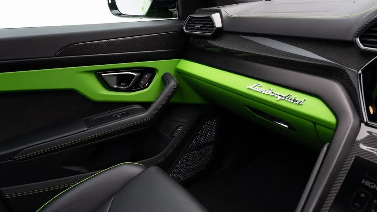 2023-lamborghini-urus-40-no-trim-big-30