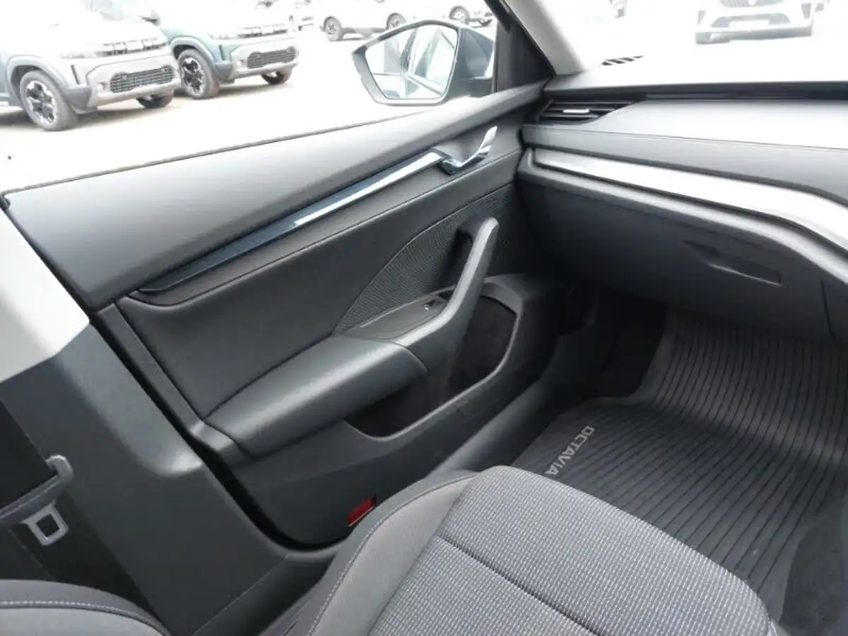 2022-skoda-octavia-10-tsi-se-109ps-estate-big-9