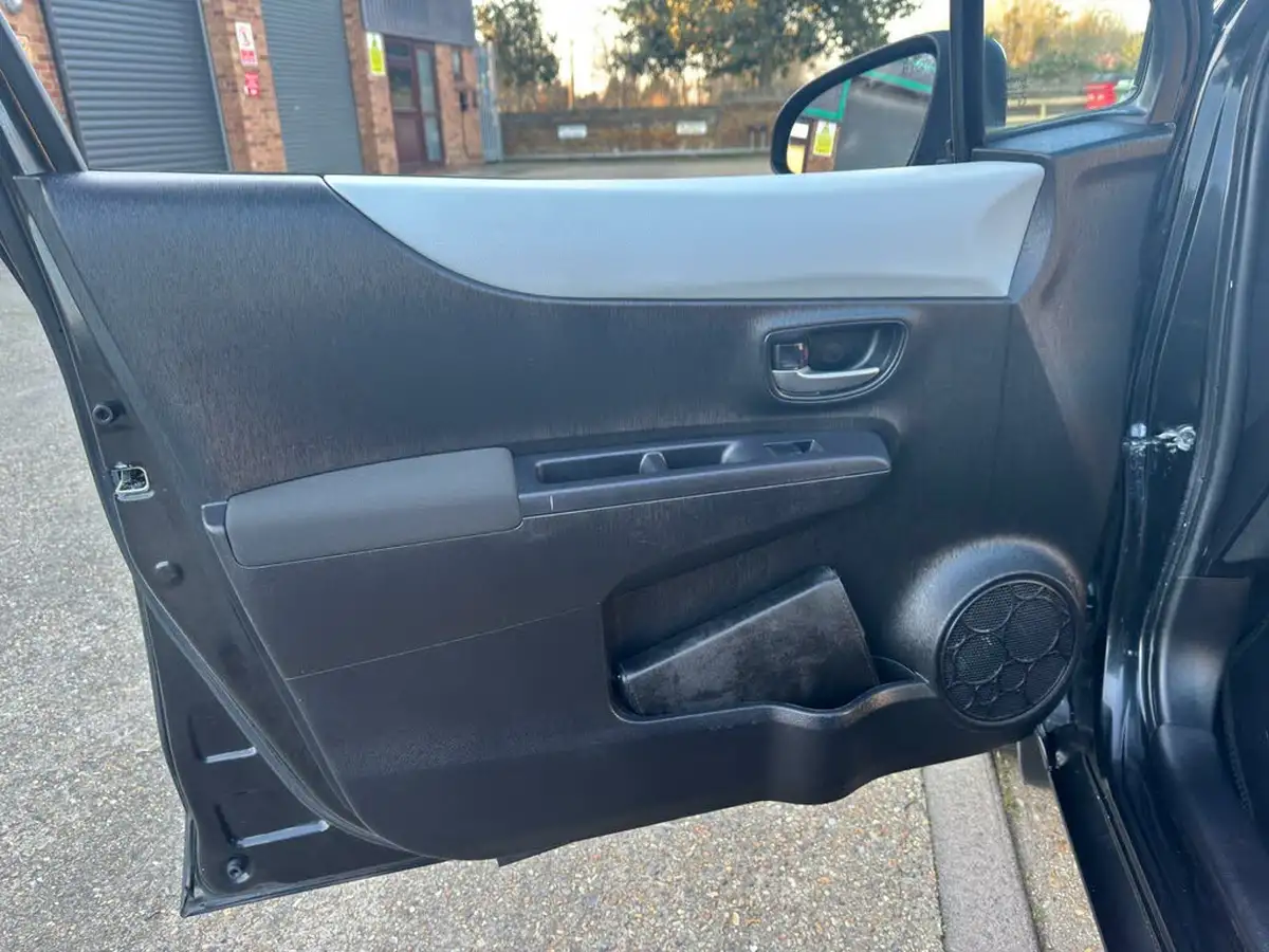 2014-toyota-yaris-15-vvt-i-icon-hybrid-big-47