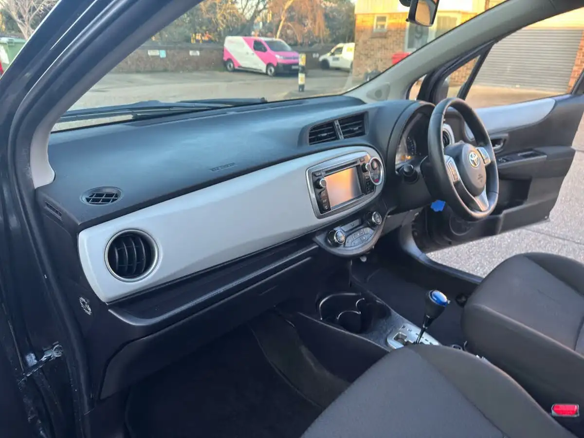 2014-toyota-yaris-15-vvt-i-icon-hybrid-big-23