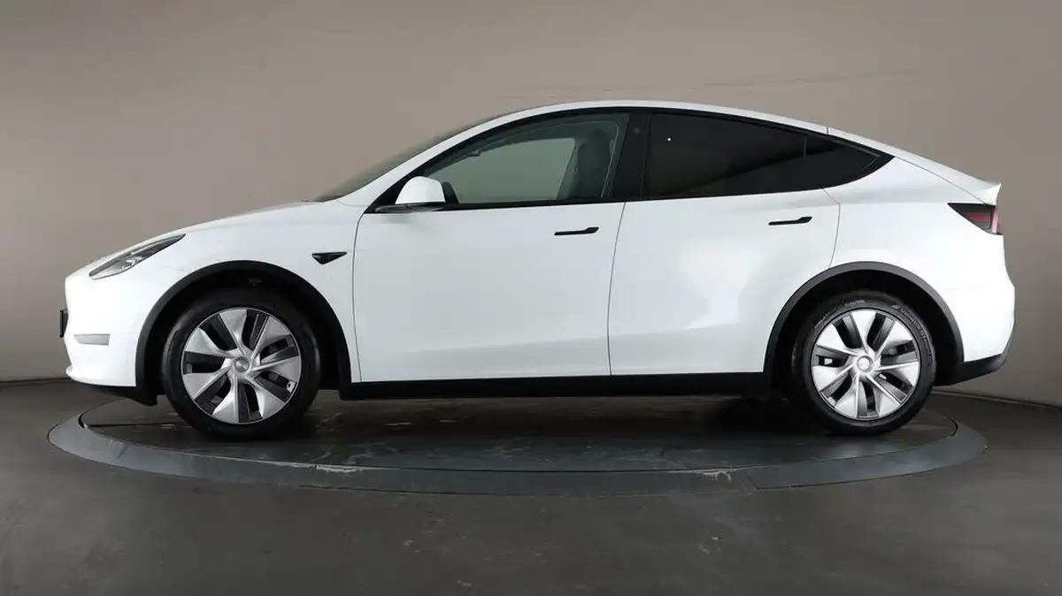 2022-tesla-model-y-e-long-range-big-29