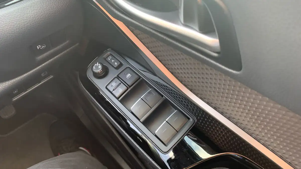 2020-toyota-c-hr-20-vvt-i-orange-edition-big-21
