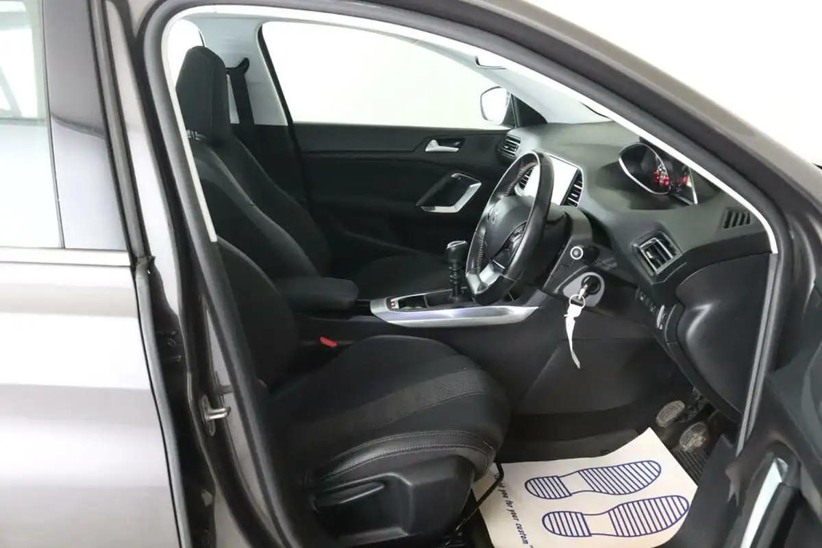 2020-peugeot-308-12-puretech-allure-130bhp-big-14