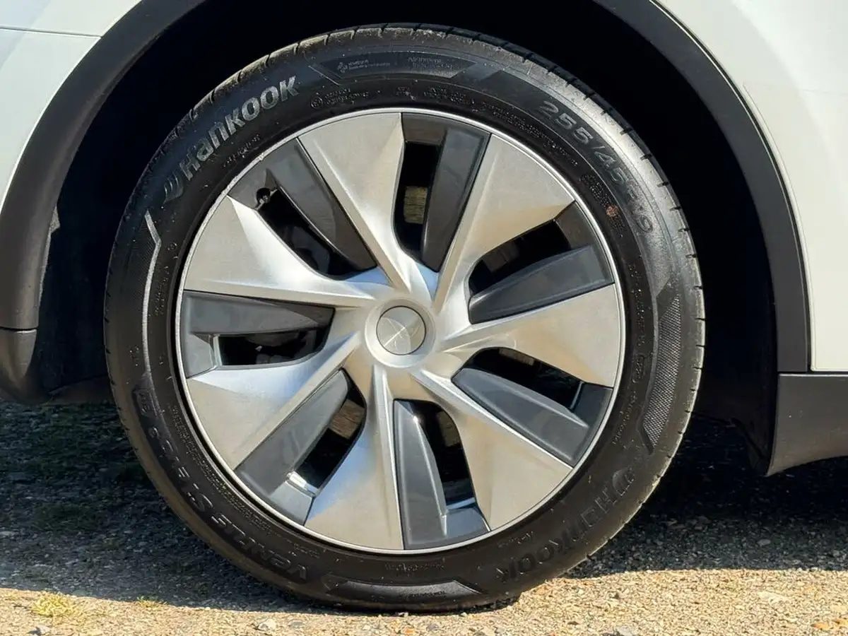 2022-tesla-model-y-e-long-range-big-15