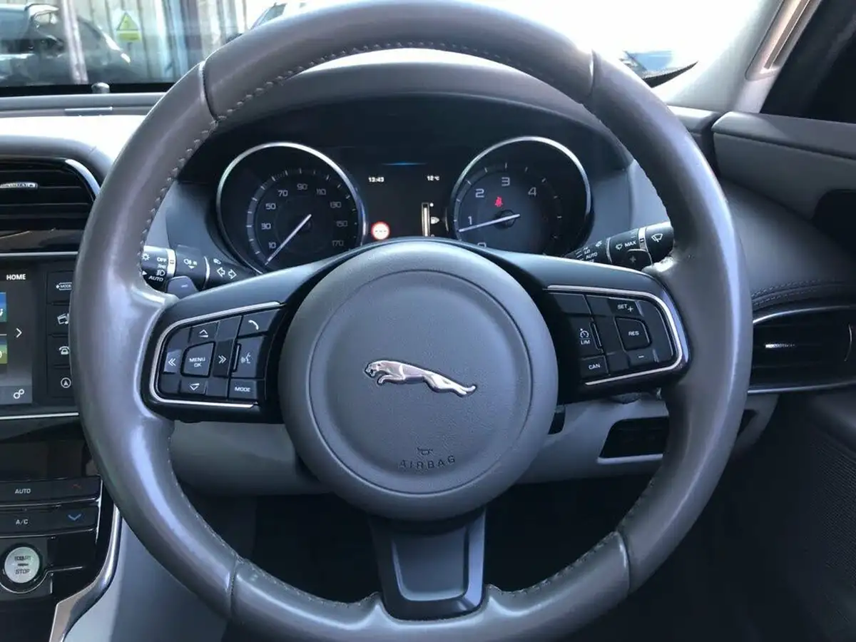 2015-jaguar-xe-20td-portfolio-163ps-auto-big-9