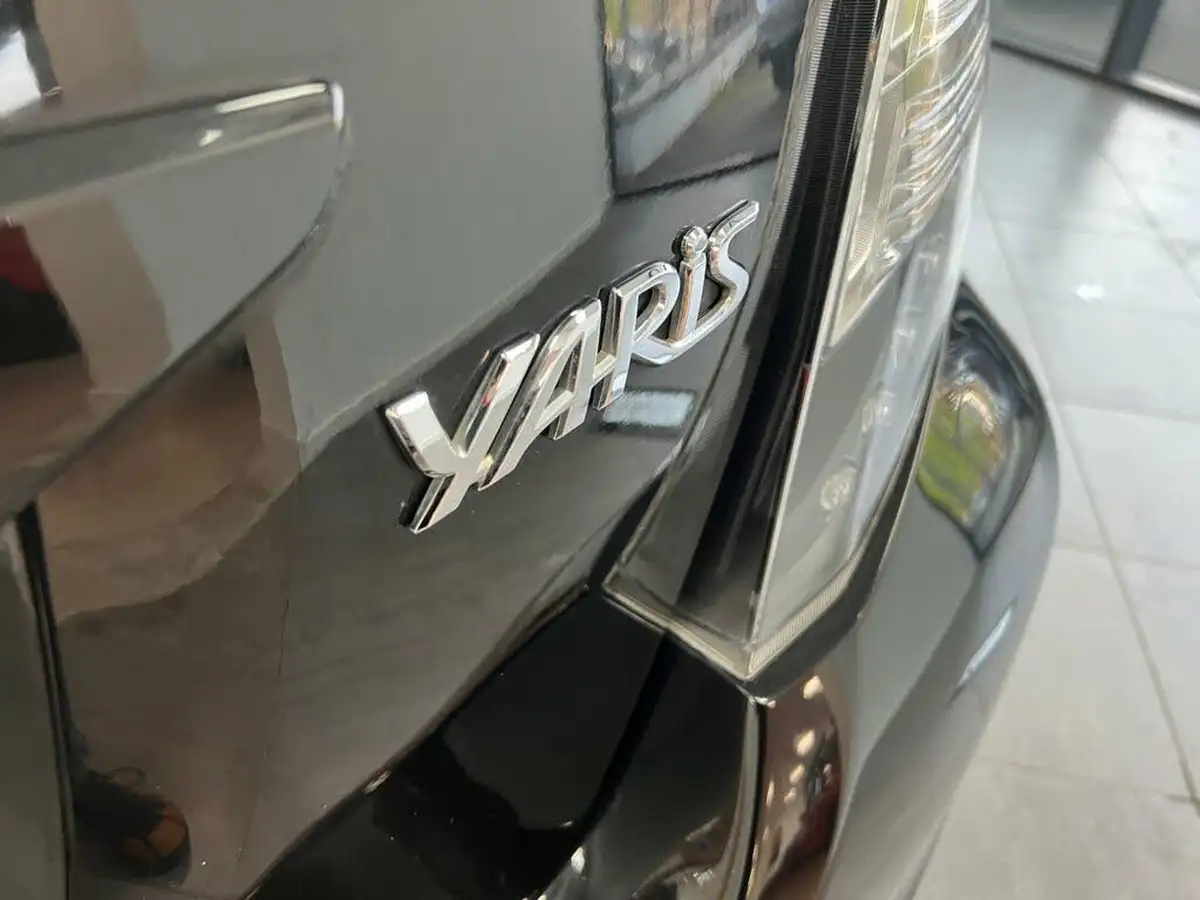 2014-toyota-yaris-133-icon-m-drive-s-big-35