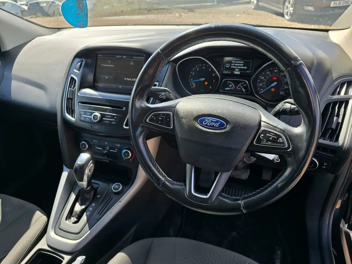 2015-ford-focus-16-zetec-hatchback-big-42