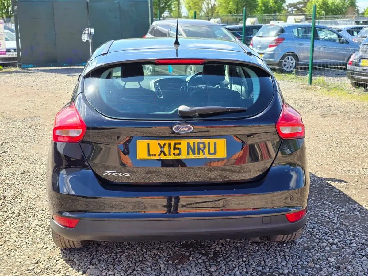 2015-ford-focus-16-zetec-hatchback-big-14