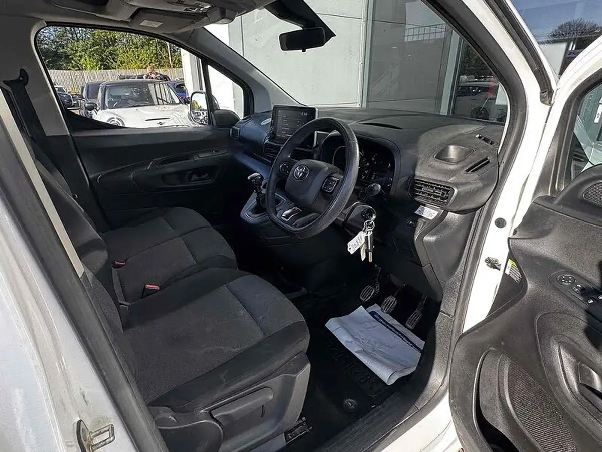 2022-toyota-proace-city-15d-icon-l2-big-19