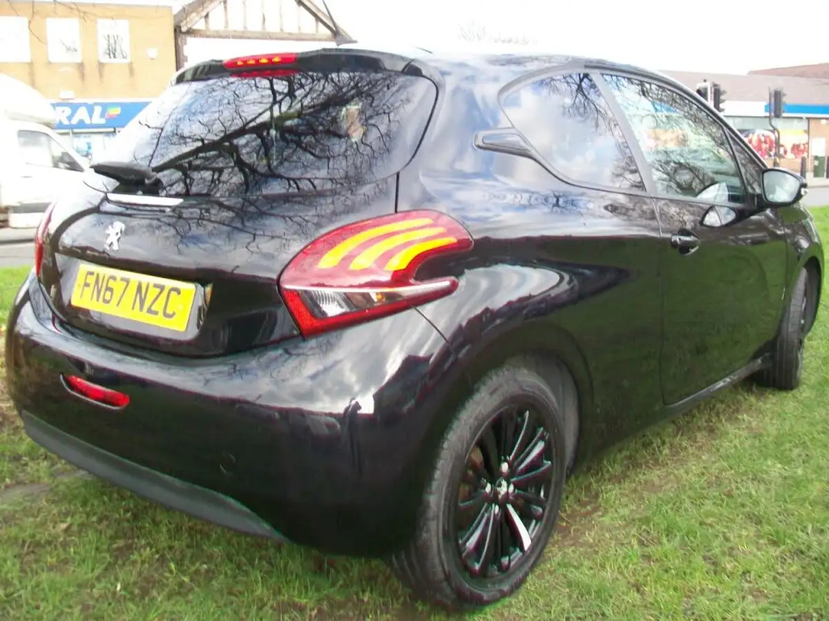 2018-peugeot-208-12-puretech-black-edition-big-1