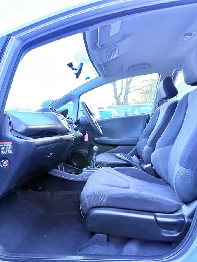 2009-honda-jazz-14-es-t-big-37