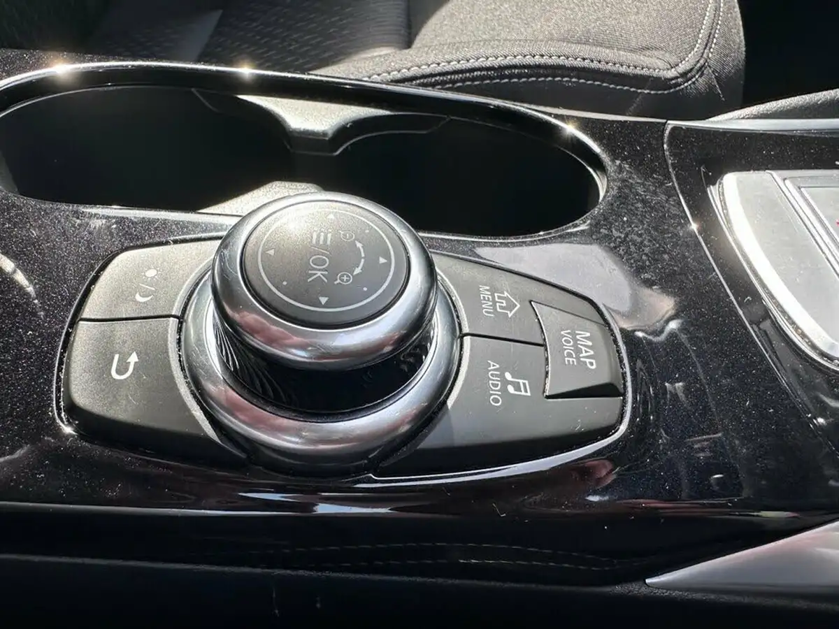 2017-infiniti-q30-15d-se-big-19