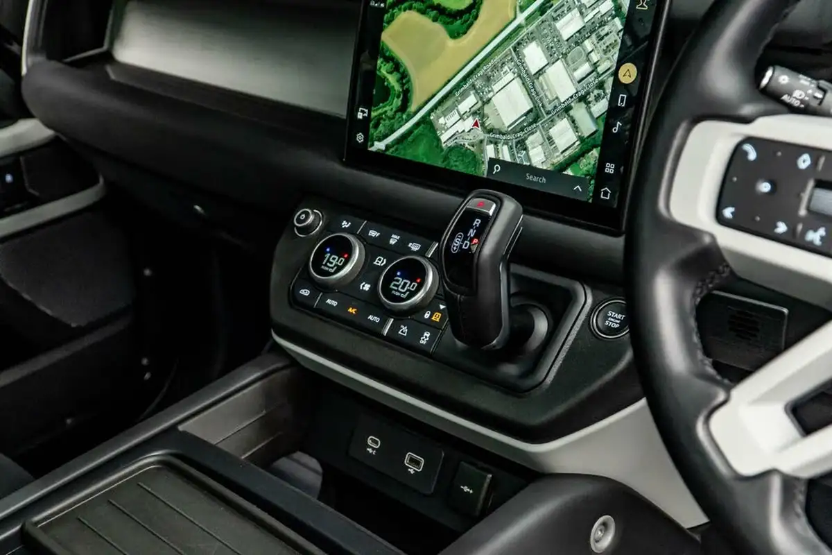 2023-land-rover-110-defender-30-d300-x-dynamic-hse-big-32