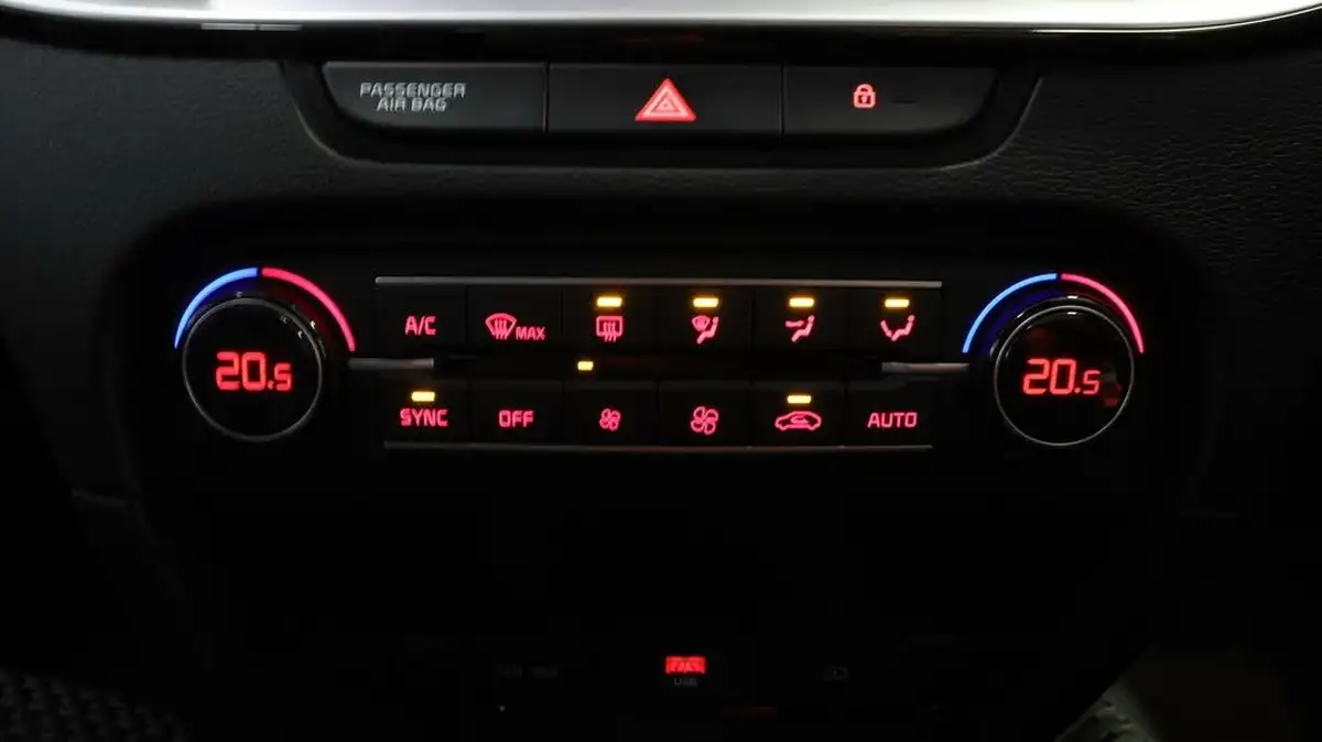 2021-kia-ceed-15-t-gdi-3-hatchback-big-9