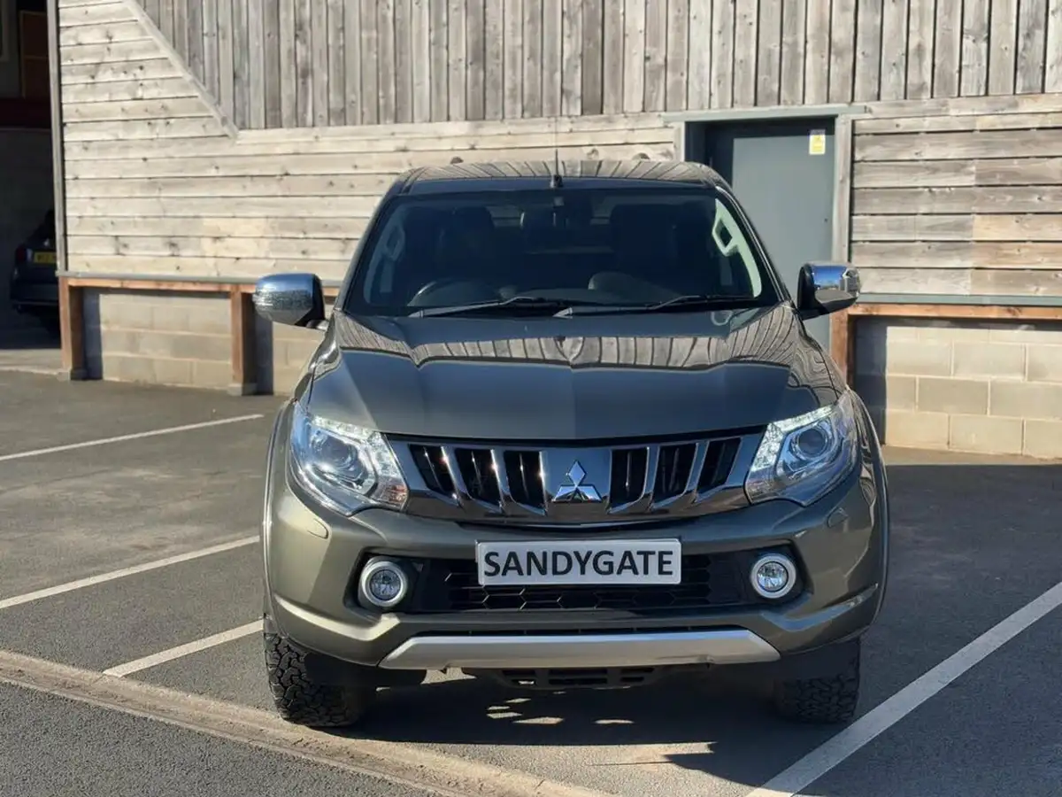 2018-mitsubishi-l200-24di-d-warrior-eu6-big-1