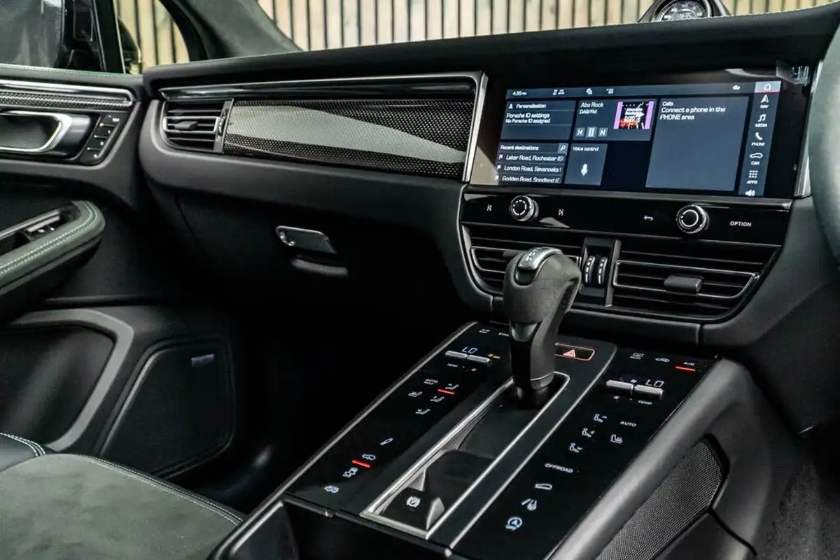 2024-porsche-macan-29-v6-gts-big-24