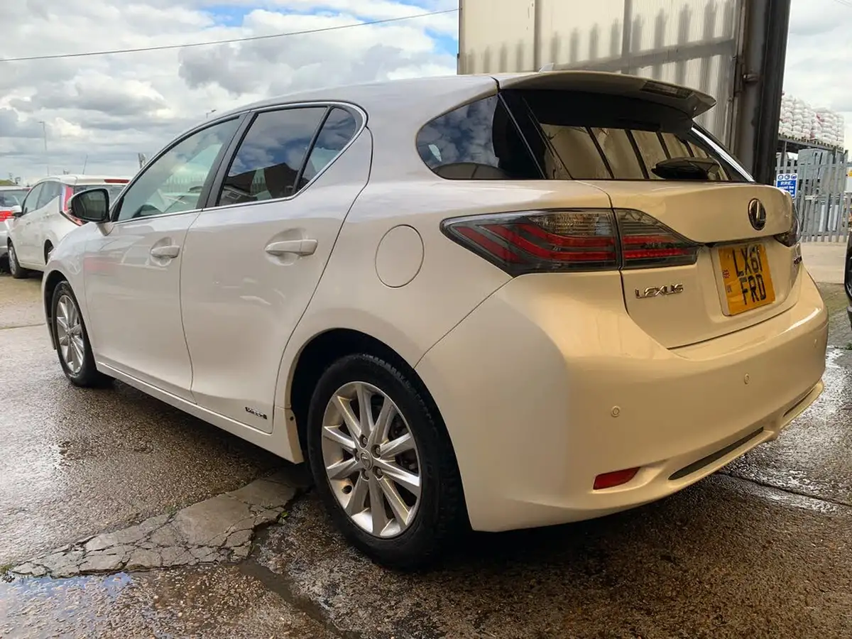 2011-lexus-ct-200h-big-8