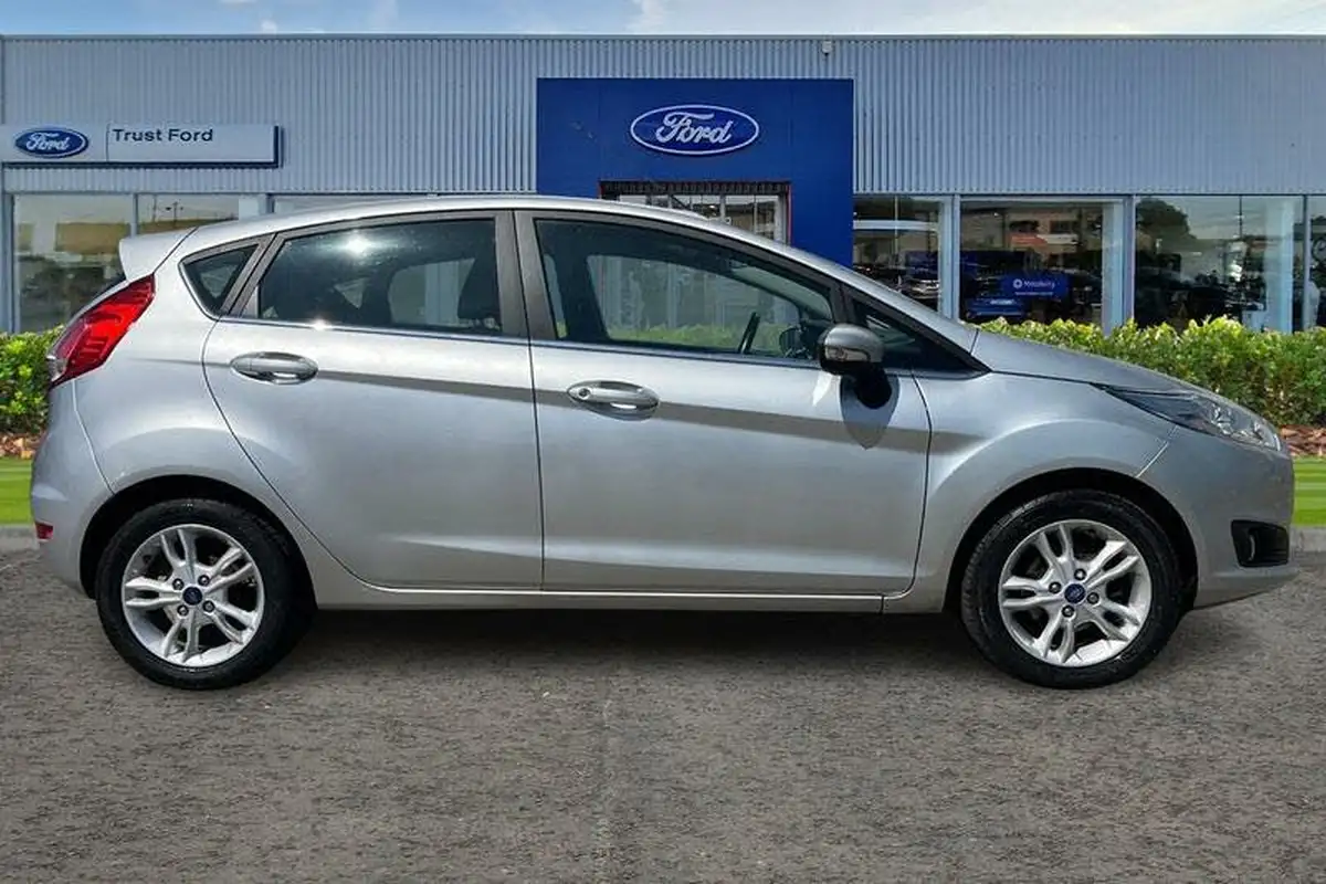 2017-ford-fiesta-125-zetec-5d-big-2