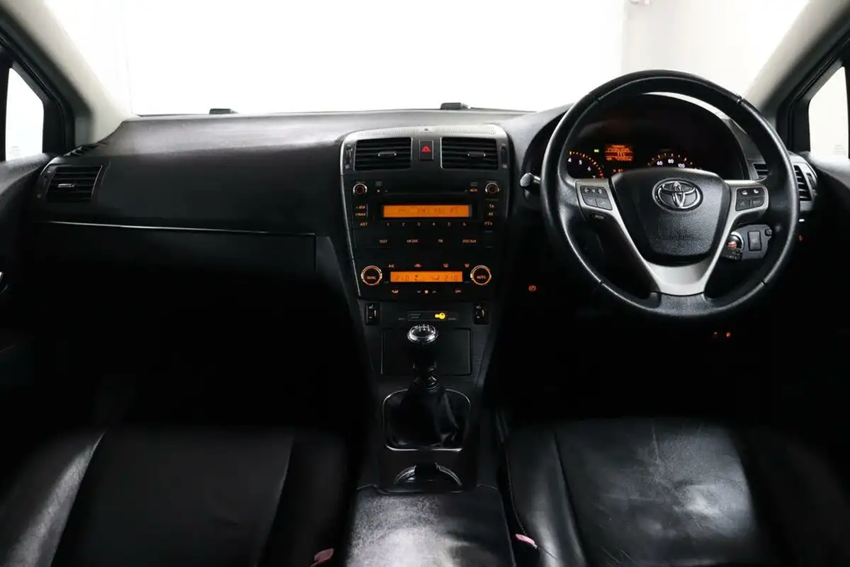 2010-toyota-avensis-20-t4-estate-5d-big-33