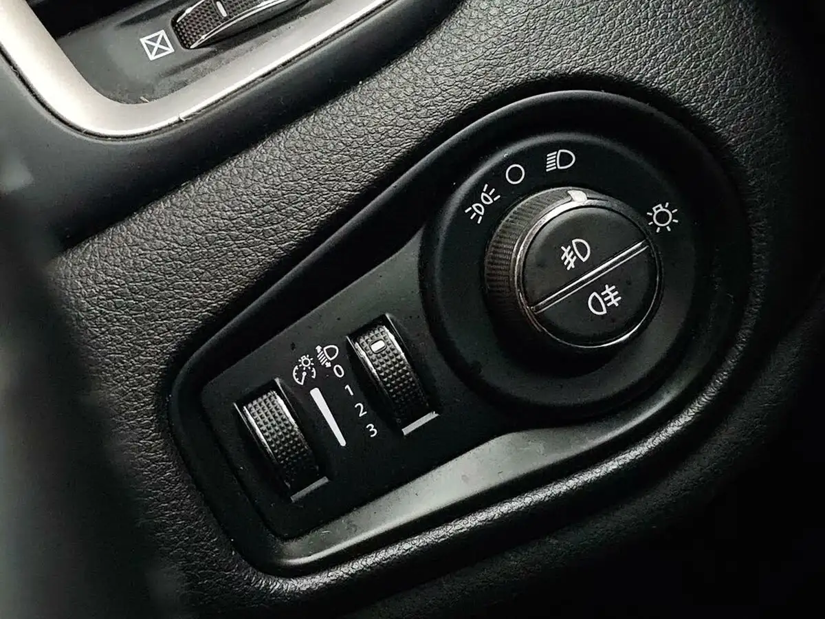 2015-jeep-renegade-14-longitude-big-38