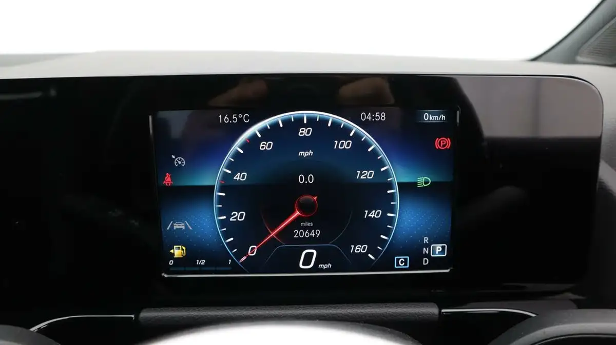 2022-mercedes-benz-gla-class-13-gla-200-sport-big-10
