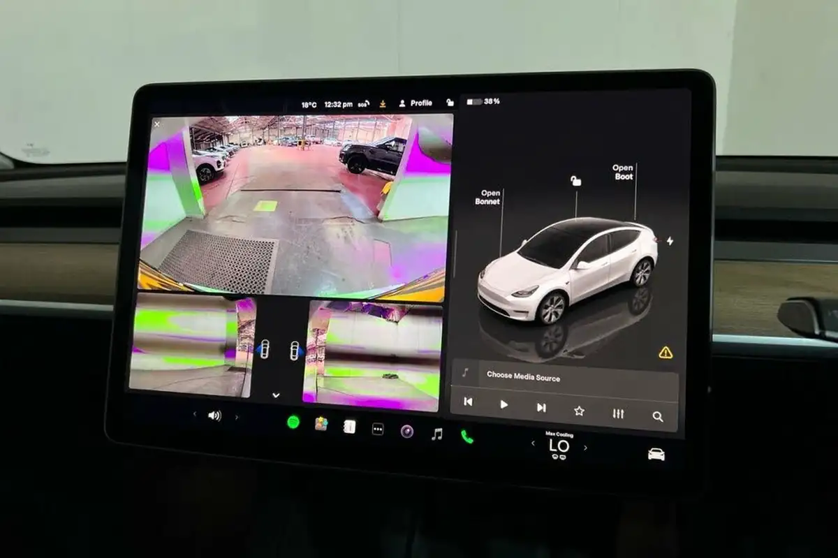 2022-tesla-model-y-e-long-range-big-17