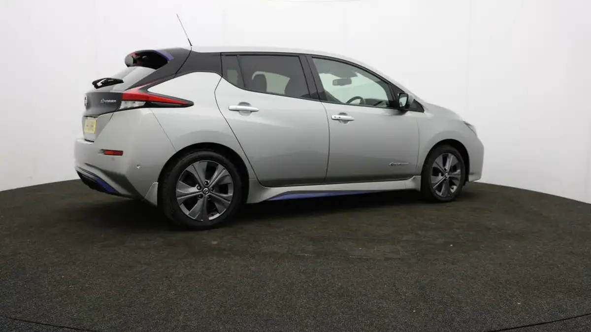 2019-nissan-leaf-e-tekna-big-27