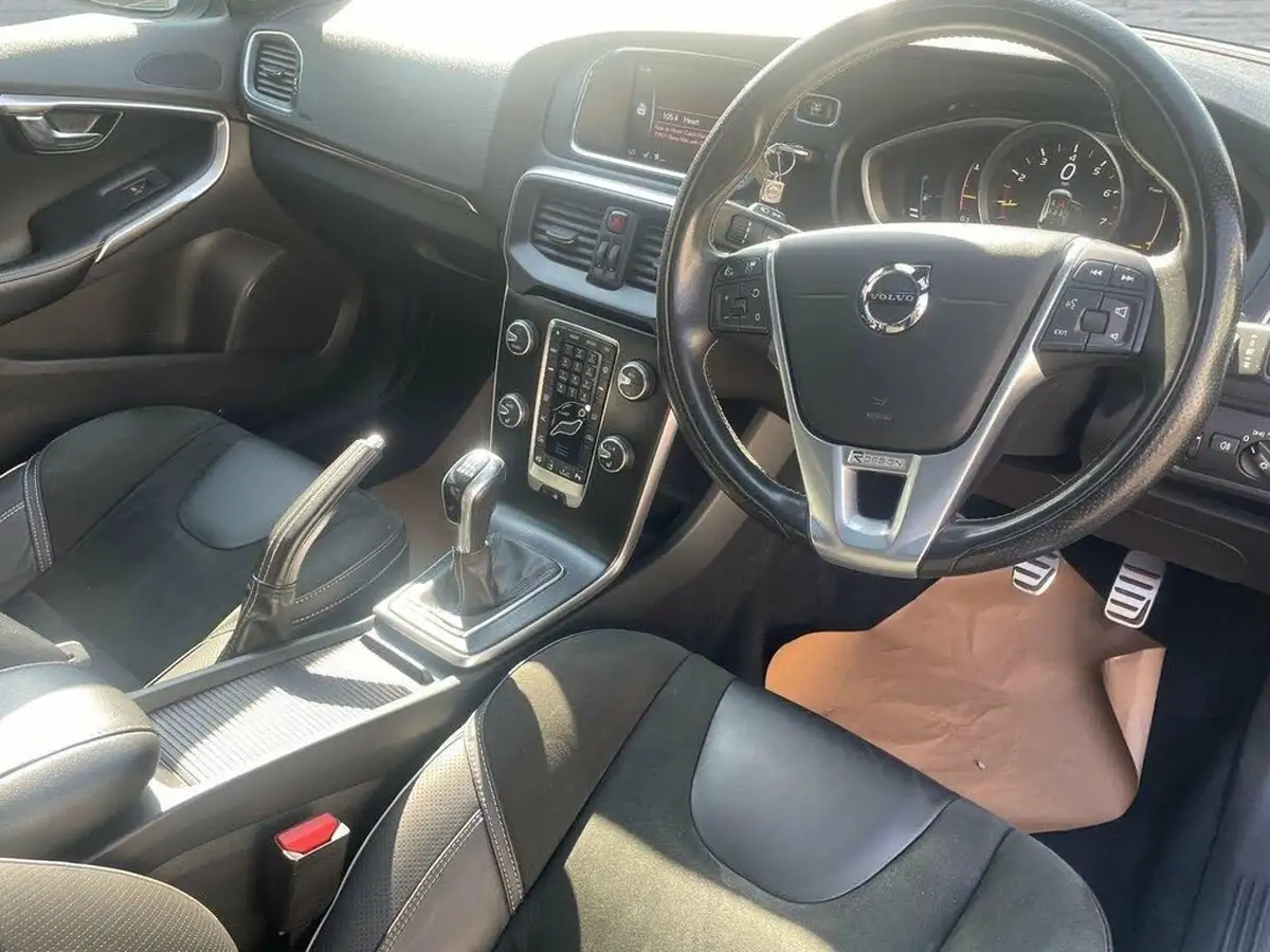 2018-volvo-v40-20-t3-r-design-nav-plus-big-18