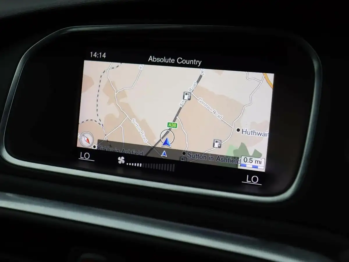 2017-volvo-v40-20-t2-momentum-nav-plus-big-12