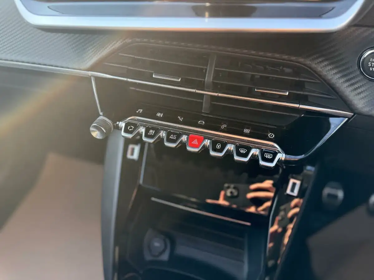 2021-peugeot-2008-suv-12-puretech-gt-eat8-big-28