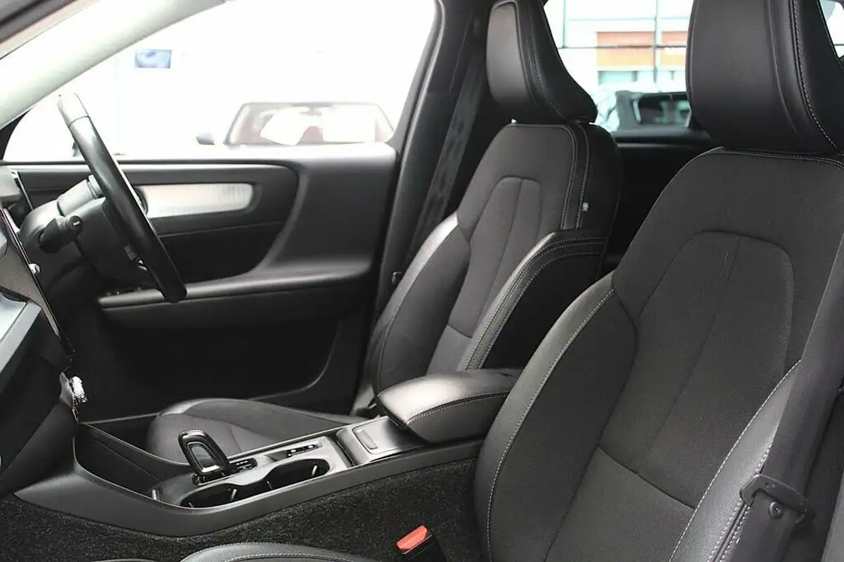 2018-volvo-xc40-20td-d3-momentum-geartronic-big-20