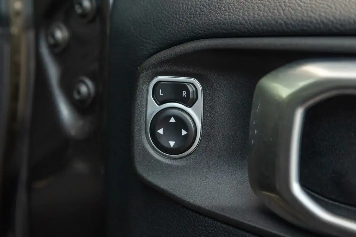 2019-jeep-wrangler-20-gme-overland-hard-5d-big-18