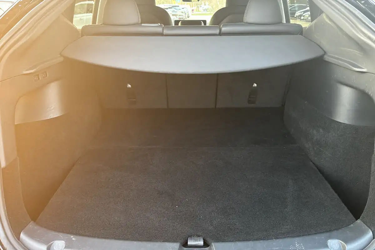 2022-tesla-model-y-e-long-range-big-18
