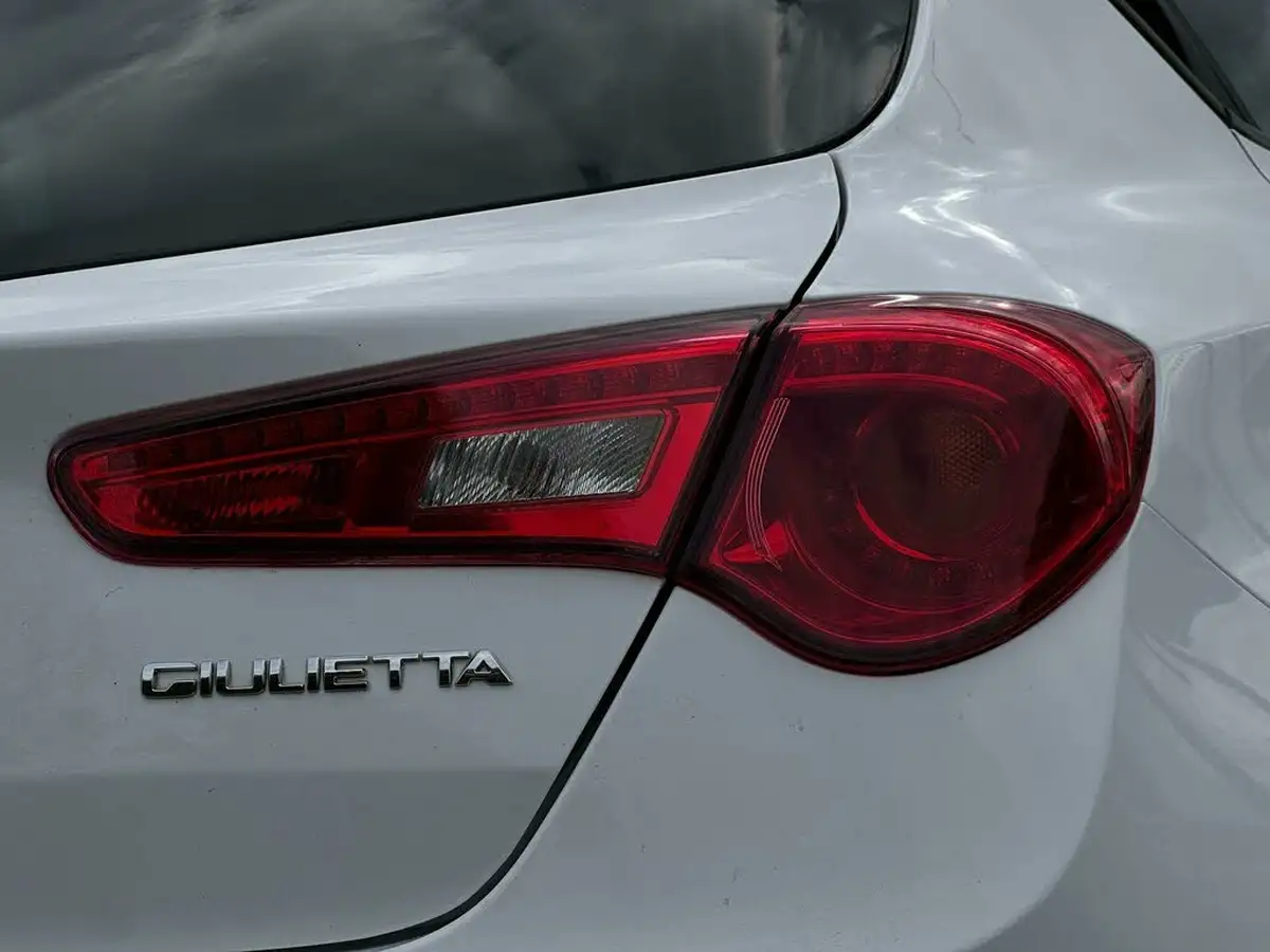 2017-alfa-romeo-giulietta-17-veloce-big-78