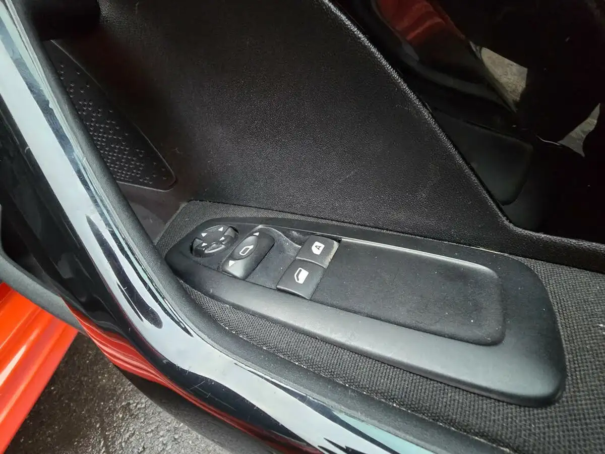 2016-peugeot-208-12-puretech-allure-110bhp-ss-5d-eat6-big-4