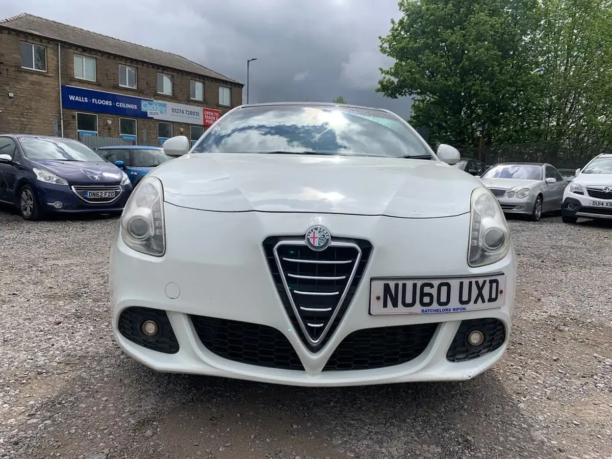 2010-alfa-romeo-giulietta-20td-lusso-big-1