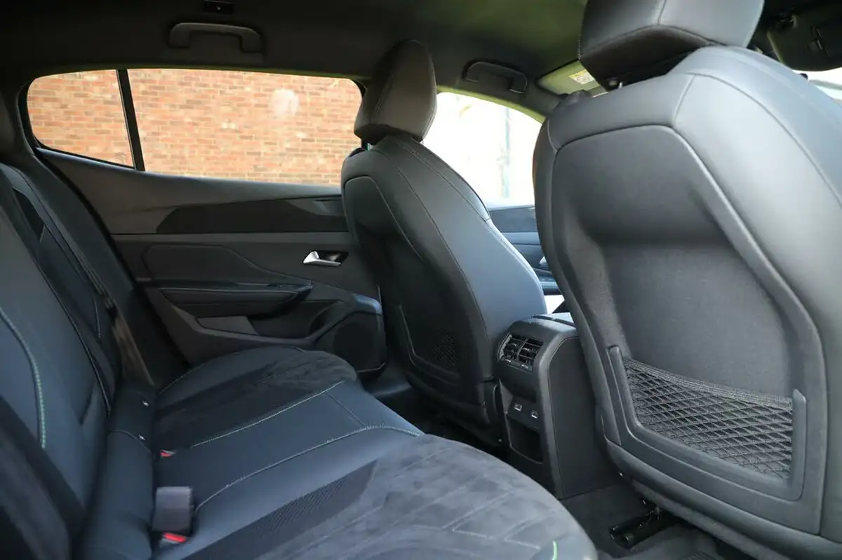 2023-peugeot-408-16-puretech-gt-225ps-big-18