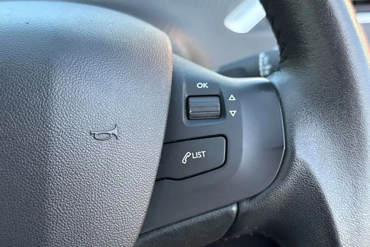 2016-peugeot-208-12-puretech-active-design-menthol-5d-big-31