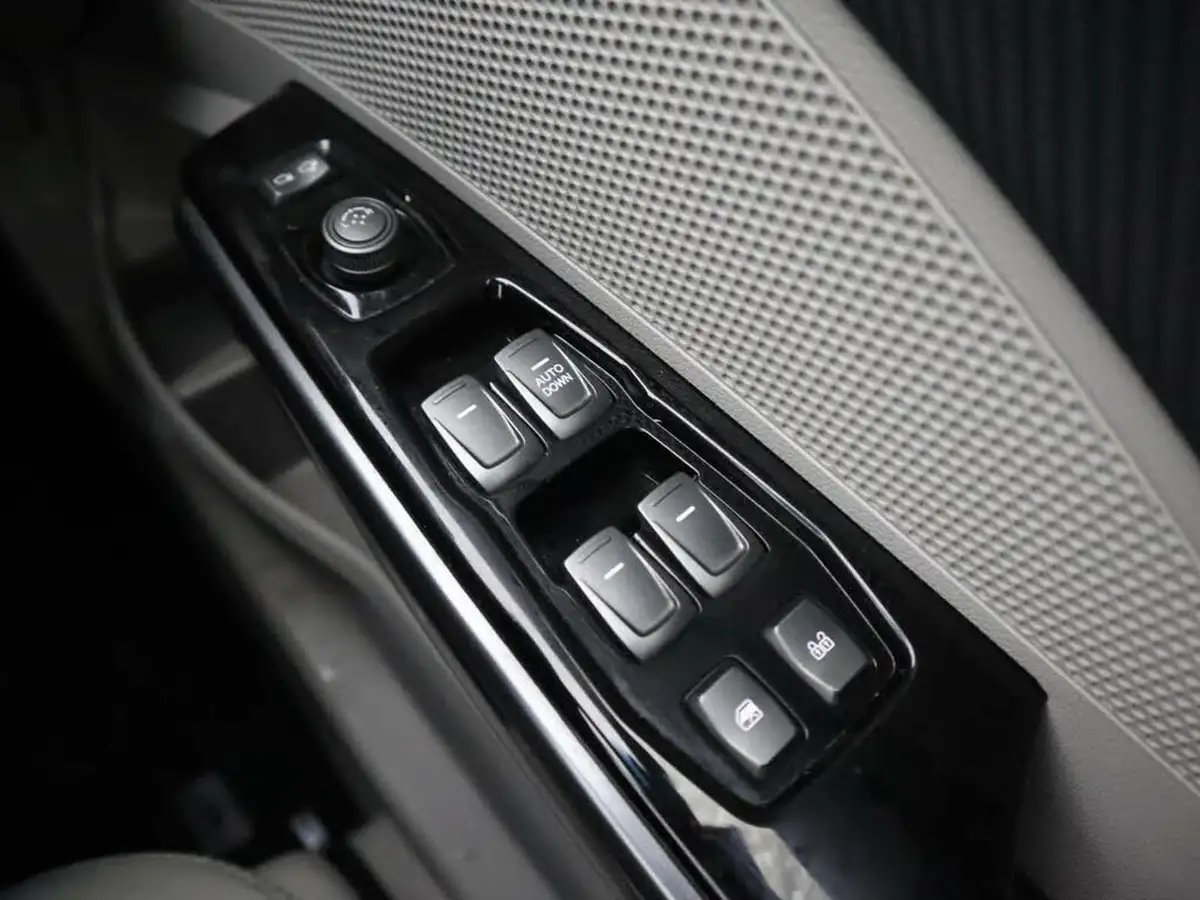 2022-kgm-ssangyong-tivoli-15-ultimate-big-34