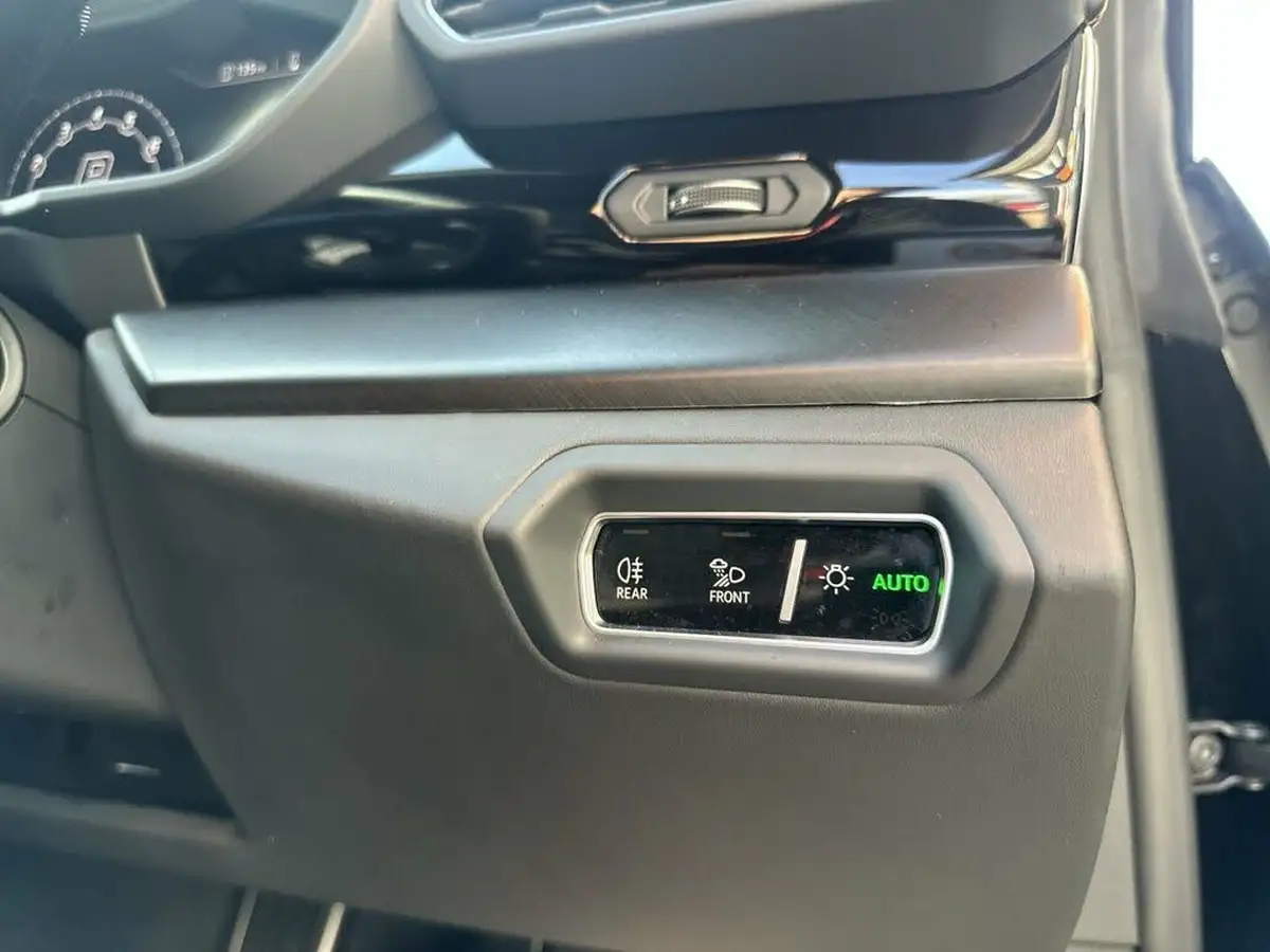 2022-lamborghini-urus-40-no-trim-big-24