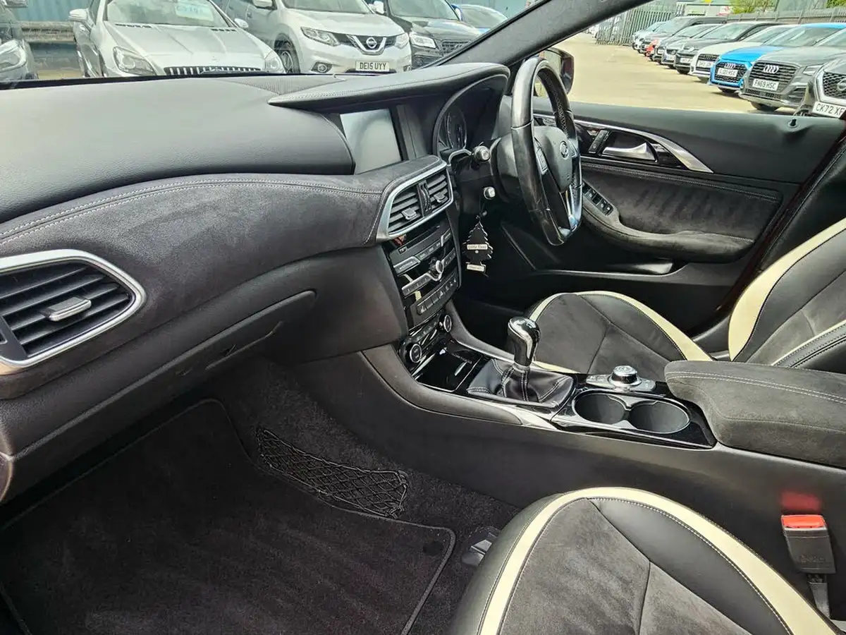 2016-infiniti-q30-15d-sport-big-13