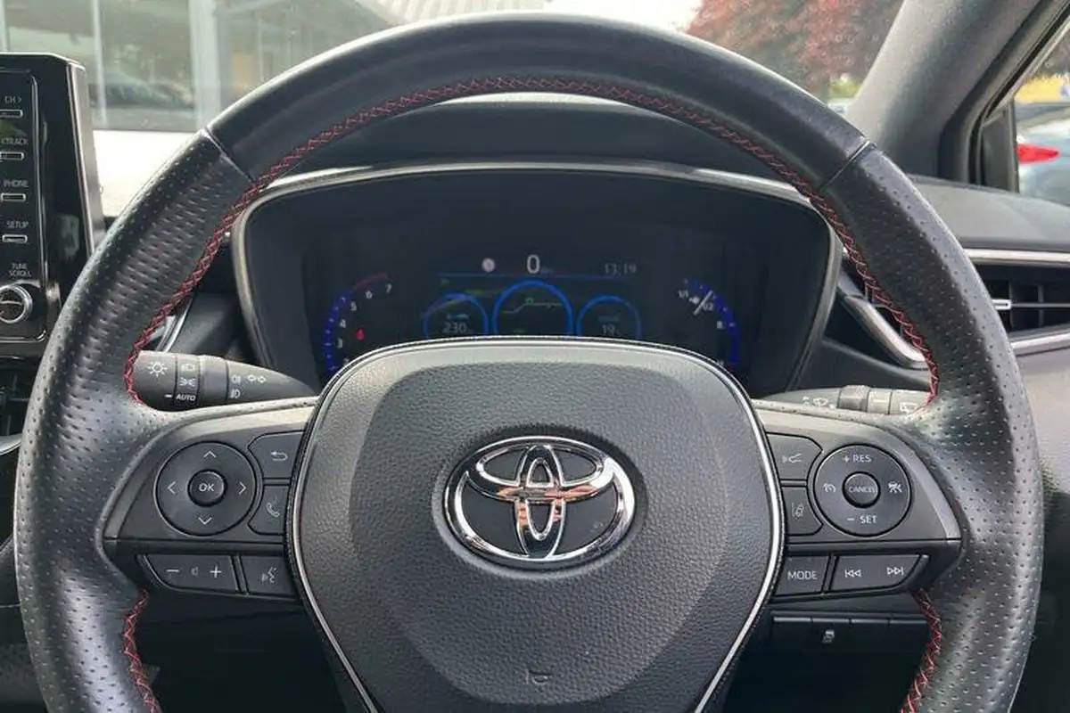 2021-toyota-corolla-18-vvt-i-gr-sport-trk-hatchback-big-11