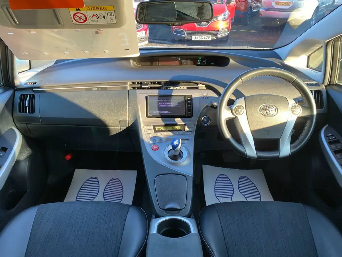 2015-toyota-prius-18-t-spirit-big-2