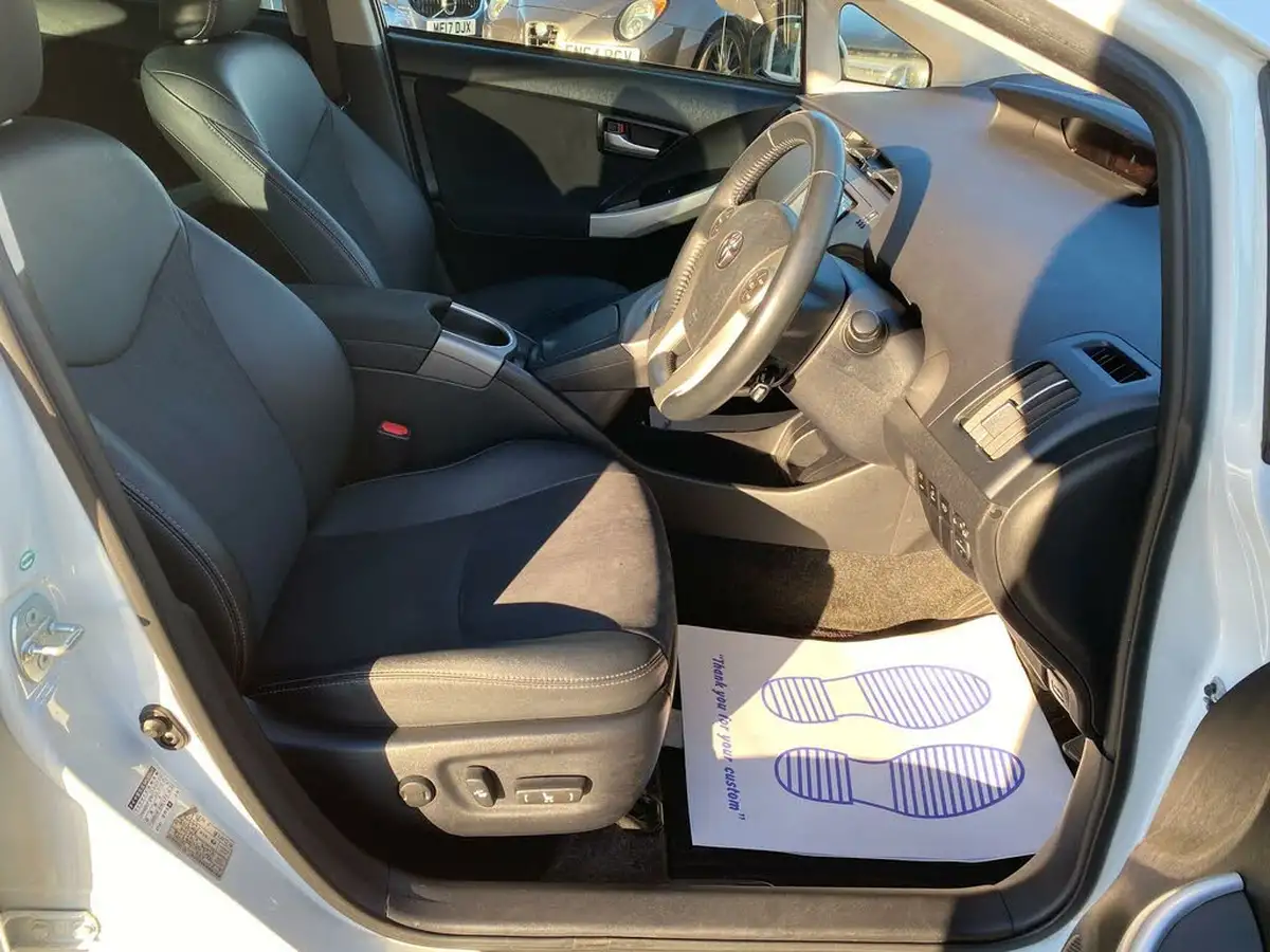 2015-toyota-prius-18-t-spirit-big-23