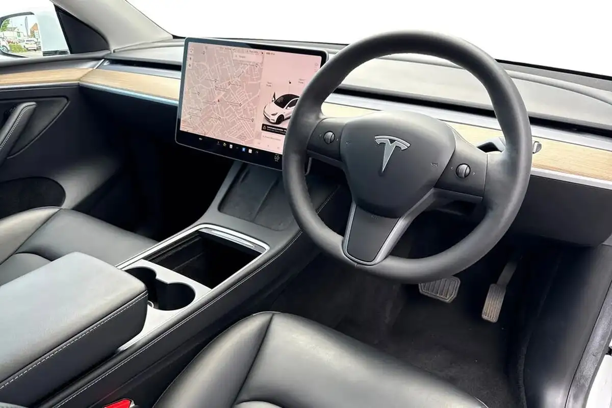 2022-tesla-model-y-e-long-range-big-13