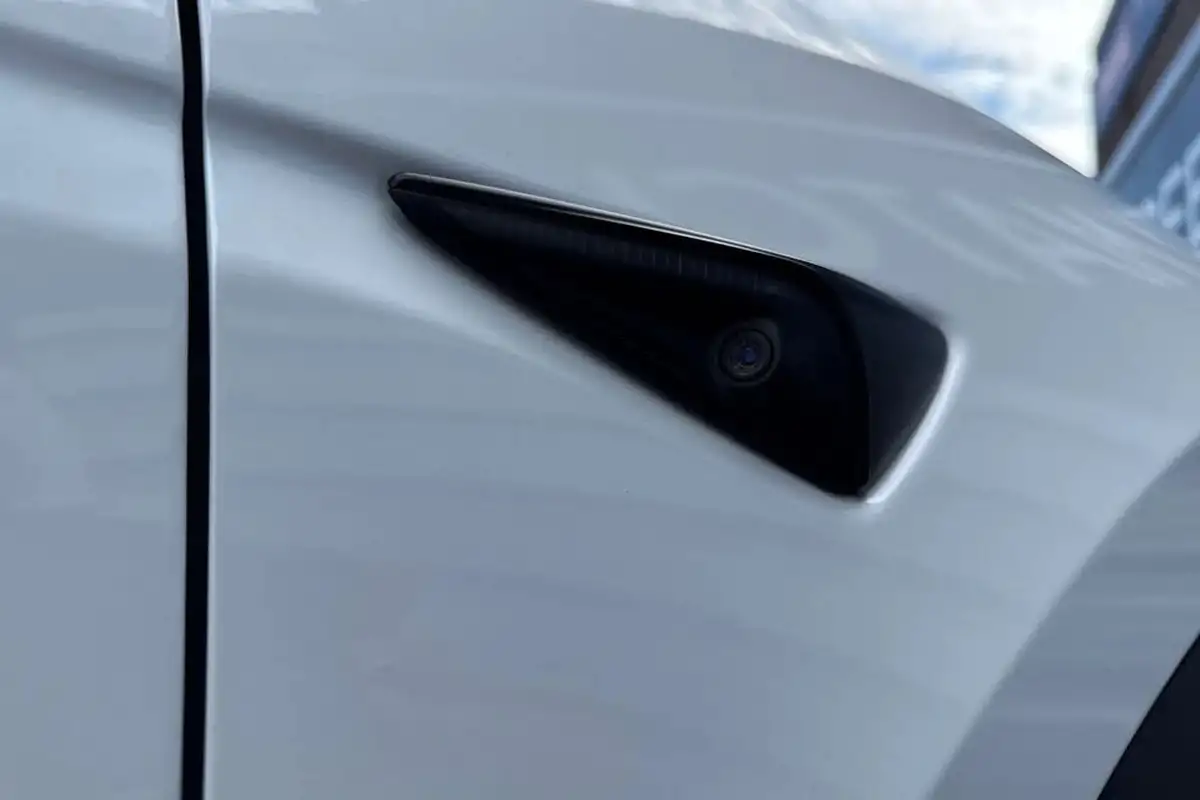 2022-tesla-model-y-e-long-range-big-37