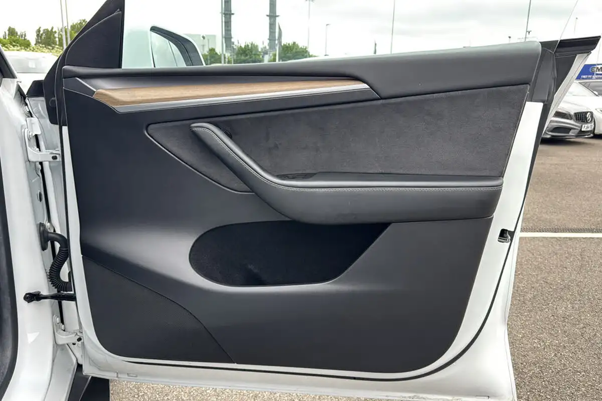 2022-tesla-model-y-e-long-range-big-26