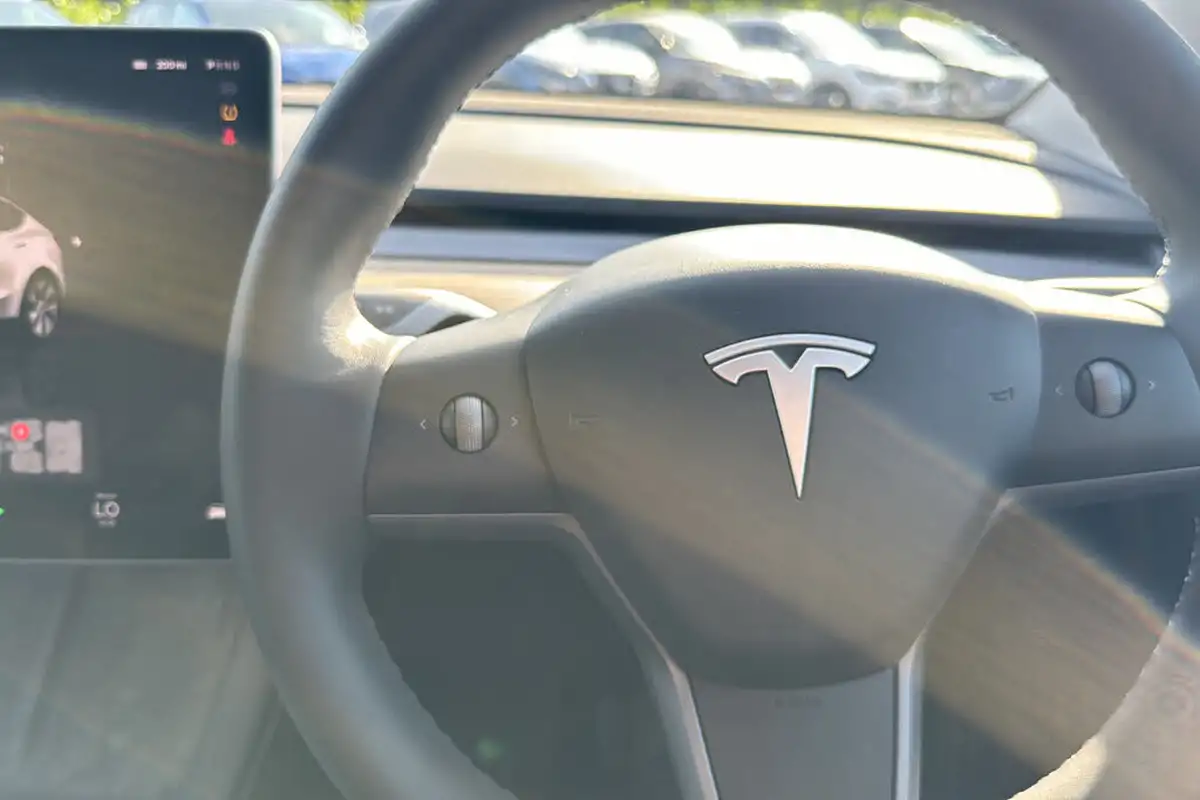 2022-tesla-model-y-e-long-range-big-16