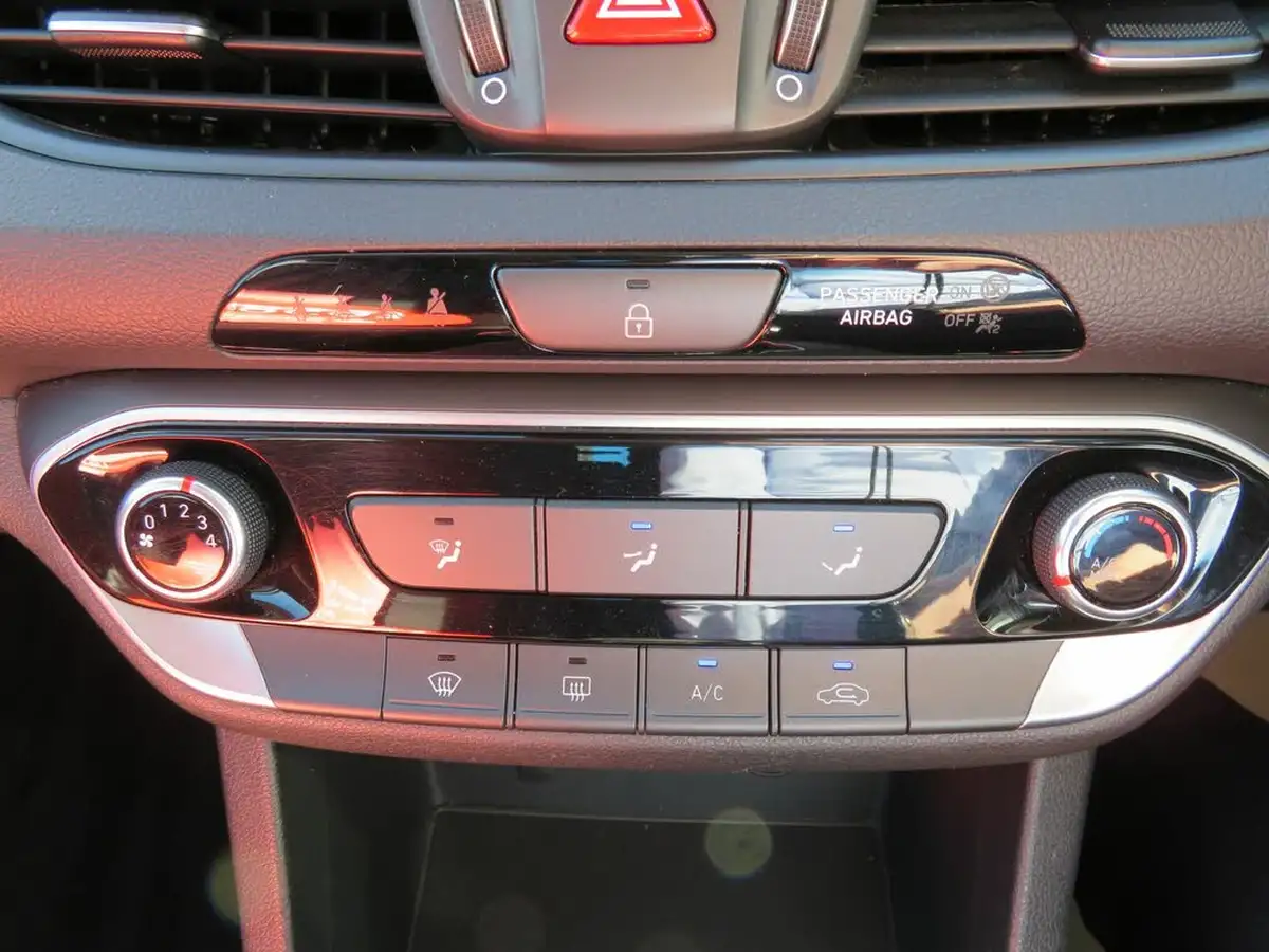 2018-hyundai-i30-10-t-gdi-se-tourer-big-27